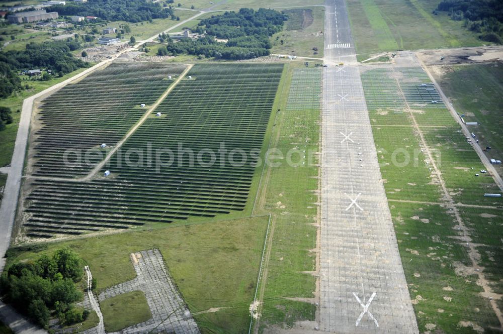 Aerial image Tutow - Neuer zweiter Bauabschnitt des Solarenergiepark am Flugplatz Tutow in Mecklenburg - Vorpommern. Die juwi solar GmbH errichtet hier auf ca. 21 Hektar einen Solarpark mit ca. 65.500 Quadratmetern Solarmodulfläche bei ca. 91.000200 Einzelmodulen und einer Nennleistung von ca. 6780 Kilowattstunden jährlich. Modulhersteller ist die First Solar GmbH, die Unterkonstruktionen werden von der Fa. Schletter Leichtmetallbau GmbH errichtet. View of the second section of the solar energy park at the airport Tutow in Mecklenburg - Western Pomerania.