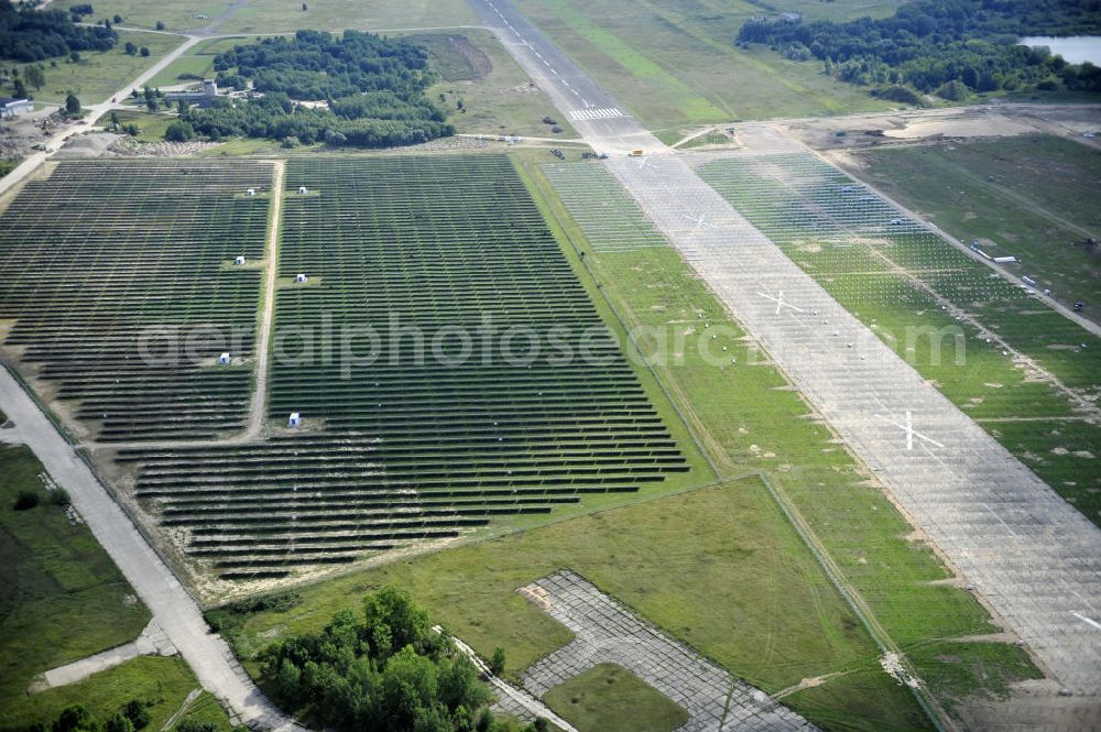 Tutow from above - Neuer zweiter Bauabschnitt des Solarenergiepark am Flugplatz Tutow in Mecklenburg - Vorpommern. Die juwi solar GmbH errichtet hier auf ca. 21 Hektar einen Solarpark mit ca. 65.500 Quadratmetern Solarmodulfläche bei ca. 91.000200 Einzelmodulen und einer Nennleistung von ca. 6780 Kilowattstunden jährlich. Modulhersteller ist die First Solar GmbH, die Unterkonstruktionen werden von der Fa. Schletter Leichtmetallbau GmbH errichtet. View of the second section of the solar energy park at the airport Tutow in Mecklenburg - Western Pomerania.