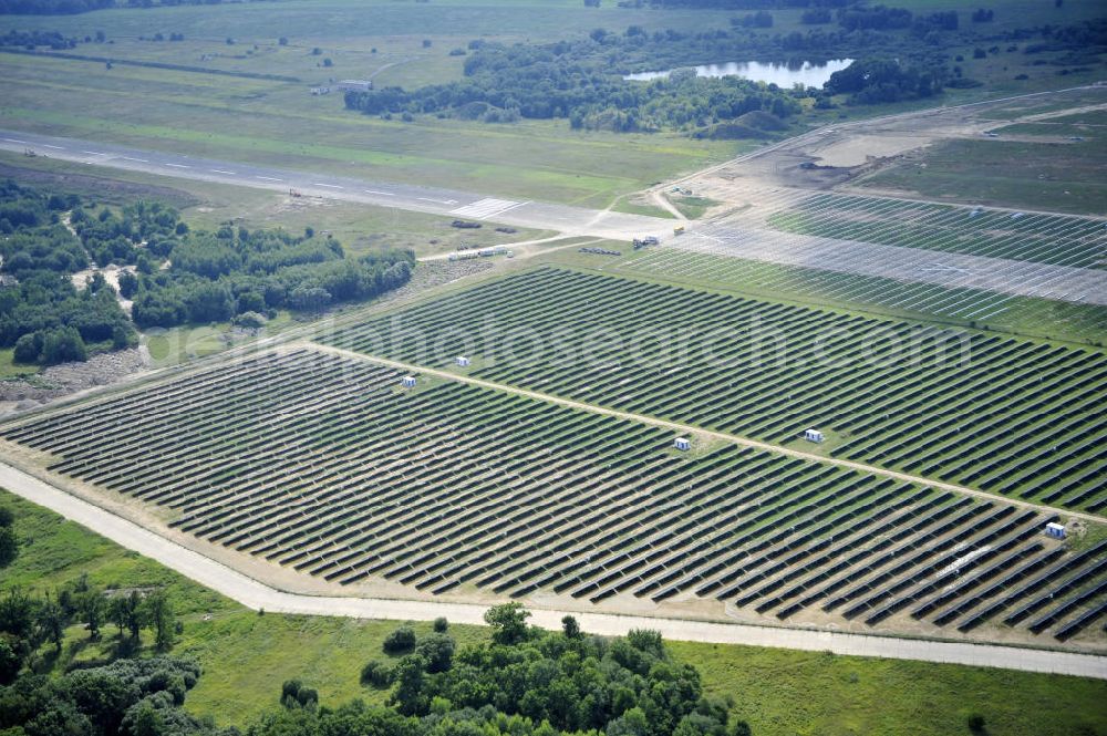 Tutow from the bird's eye view: Neuer zweiter Bauabschnitt des Solarenergiepark am Flugplatz Tutow in Mecklenburg - Vorpommern. Die juwi solar GmbH errichtet hier auf ca. 21 Hektar einen Solarpark mit ca. 65.500 Quadratmetern Solarmodulfläche bei ca. 91.000200 Einzelmodulen und einer Nennleistung von ca. 6780 Kilowattstunden jährlich. Modulhersteller ist die First Solar GmbH, die Unterkonstruktionen werden von der Fa. Schletter Leichtmetallbau GmbH errichtet. View of the second section of the solar energy park at the airport Tutow in Mecklenburg - Western Pomerania.