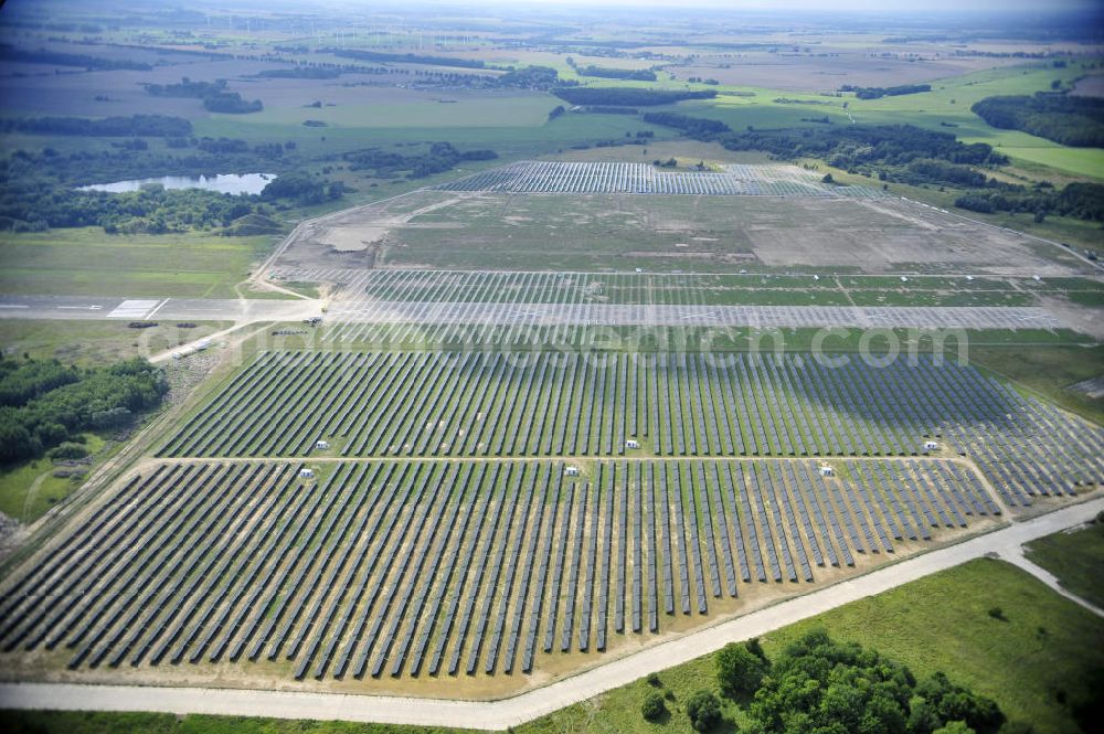 Aerial image Tutow - Neuer zweiter Bauabschnitt des Solarenergiepark am Flugplatz Tutow in Mecklenburg - Vorpommern. Die juwi solar GmbH errichtet hier auf ca. 21 Hektar einen Solarpark mit ca. 65.500 Quadratmetern Solarmodulfläche bei ca. 91.000200 Einzelmodulen und einer Nennleistung von ca. 6780 Kilowattstunden jährlich. Modulhersteller ist die First Solar GmbH, die Unterkonstruktionen werden von der Fa. Schletter Leichtmetallbau GmbH errichtet. View of the second section of the solar energy park at the airport Tutow in Mecklenburg - Western Pomerania.