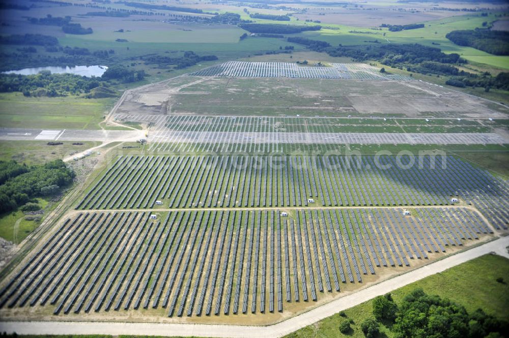 Aerial photograph Tutow - Neuer zweiter Bauabschnitt des Solarenergiepark am Flugplatz Tutow in Mecklenburg - Vorpommern. Die juwi solar GmbH errichtet hier auf ca. 21 Hektar einen Solarpark mit ca. 65.500 Quadratmetern Solarmodulfläche bei ca. 91.000200 Einzelmodulen und einer Nennleistung von ca. 6780 Kilowattstunden jährlich. Modulhersteller ist die First Solar GmbH, die Unterkonstruktionen werden von der Fa. Schletter Leichtmetallbau GmbH errichtet. View of the second section of the solar energy park at the airport Tutow in Mecklenburg - Western Pomerania.