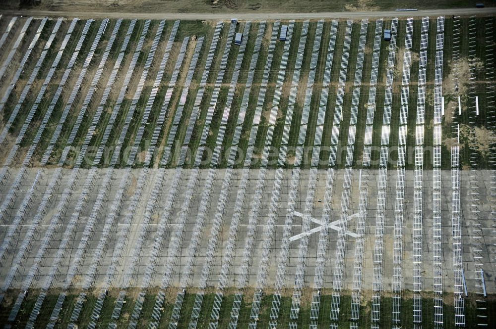 Tutow from above - Neuer zweiter Bauabschnitt des Solarenergiepark am Flugplatz Tutow in Mecklenburg - Vorpommern. Die juwi solar GmbH errichtet hier auf ca. 21 Hektar einen Solarpark mit ca. 65.500 Quadratmetern Solarmodulfläche bei ca. 91.000200 Einzelmodulen und einer Nennleistung von ca. 6780 Kilowattstunden jährlich. Modulhersteller ist die First Solar GmbH, die Unterkonstruktionen werden von der Fa. Schletter Leichtmetallbau GmbH errichtet. View of the second section of the solar energy park at the airport Tutow in Mecklenburg - Western Pomerania.