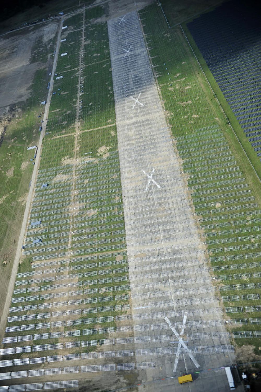 Aerial image Tutow - Neuer zweiter Bauabschnitt des Solarenergiepark am Flugplatz Tutow in Mecklenburg - Vorpommern. Die juwi solar GmbH errichtet hier auf ca. 21 Hektar einen Solarpark mit ca. 65.500 Quadratmetern Solarmodulfläche bei ca. 91.000200 Einzelmodulen und einer Nennleistung von ca. 6780 Kilowattstunden jährlich. Modulhersteller ist die First Solar GmbH, die Unterkonstruktionen werden von der Fa. Schletter Leichtmetallbau GmbH errichtet. View of the second section of the solar energy park at the airport Tutow in Mecklenburg - Western Pomerania.