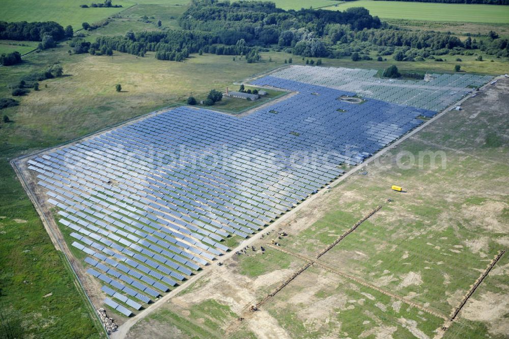 Tutow from above - Neuer zweiter Bauabschnitt des Solarenergiepark am Flugplatz Tutow in Mecklenburg - Vorpommern. Die juwi solar GmbH errichtet hier auf ca. 21 Hektar einen Solarpark mit ca. 65.500 Quadratmetern Solarmodulfläche bei ca. 91.000200 Einzelmodulen und einer Nennleistung von ca. 6780 Kilowattstunden jährlich. Modulhersteller ist die First Solar GmbH, die Unterkonstruktionen werden von der Fa. Schletter Leichtmetallbau GmbH errichtet. View of the second section of the solar energy park at the airport Tutow in Mecklenburg - Western Pomerania.