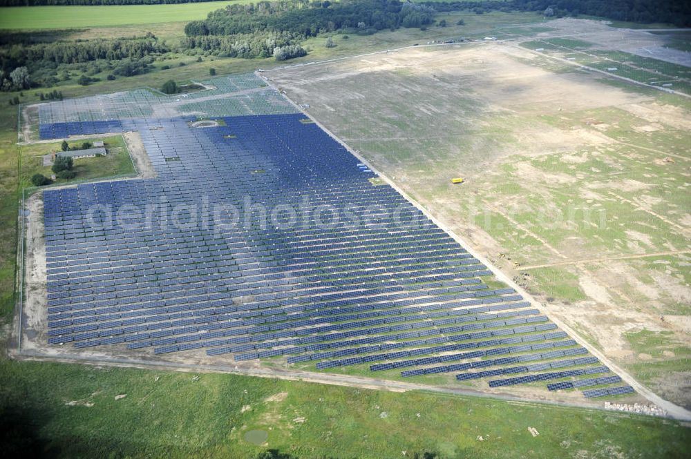 Aerial image Tutow - Neuer zweiter Bauabschnitt des Solarenergiepark am Flugplatz Tutow in Mecklenburg - Vorpommern. Die juwi solar GmbH errichtet hier auf ca. 21 Hektar einen Solarpark mit ca. 65.500 Quadratmetern Solarmodulfläche bei ca. 91.000200 Einzelmodulen und einer Nennleistung von ca. 6780 Kilowattstunden jährlich. Modulhersteller ist die First Solar GmbH, die Unterkonstruktionen werden von der Fa. Schletter Leichtmetallbau GmbH errichtet. View of the second section of the solar energy park at the airport Tutow in Mecklenburg - Western Pomerania.