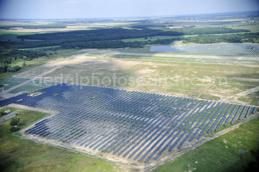 Aerial photograph Tutow - Neuer zweiter Bauabschnitt des Solarenergiepark am Flugplatz Tutow in Mecklenburg - Vorpommern. Die juwi solar GmbH errichtet hier auf ca. 21 Hektar einen Solarpark mit ca. 65.500 Quadratmetern Solarmodulfläche bei ca. 91.000200 Einzelmodulen und einer Nennleistung von ca. 6780 Kilowattstunden jährlich. Modulhersteller ist die First Solar GmbH, die Unterkonstruktionen werden von der Fa. Schletter Leichtmetallbau GmbH errichtet. View of the second section of the solar energy park at the airport Tutow in Mecklenburg - Western Pomerania.