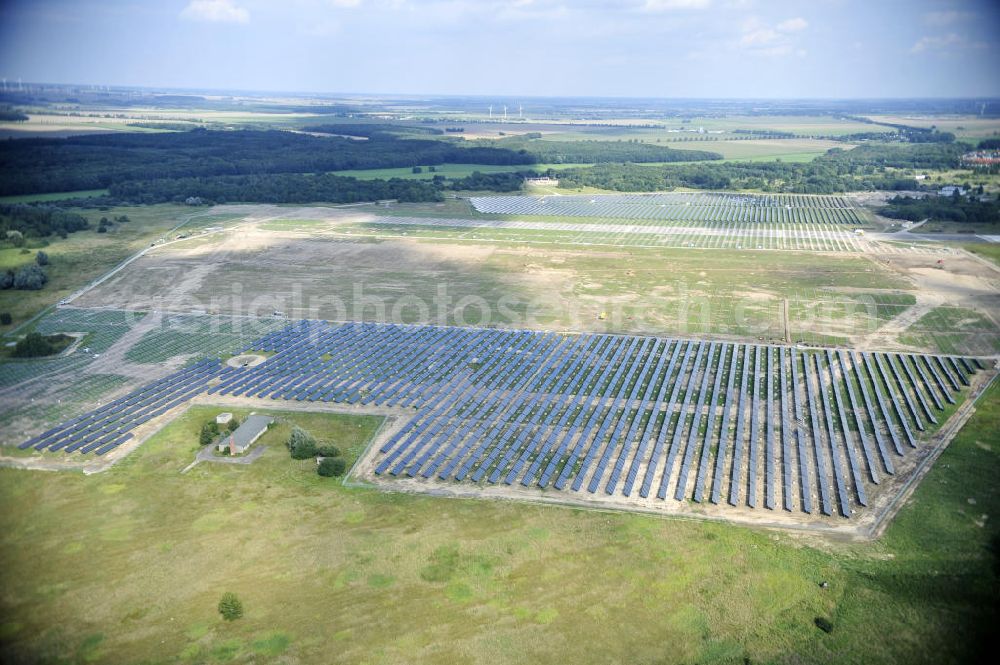 Tutow from above - Neuer zweiter Bauabschnitt des Solarenergiepark am Flugplatz Tutow in Mecklenburg - Vorpommern. Die juwi solar GmbH errichtet hier auf ca. 21 Hektar einen Solarpark mit ca. 65.500 Quadratmetern Solarmodulfläche bei ca. 91.000200 Einzelmodulen und einer Nennleistung von ca. 6780 Kilowattstunden jährlich. Modulhersteller ist die First Solar GmbH, die Unterkonstruktionen werden von der Fa. Schletter Leichtmetallbau GmbH errichtet. View of the second section of the solar energy park at the airport Tutow in Mecklenburg - Western Pomerania.