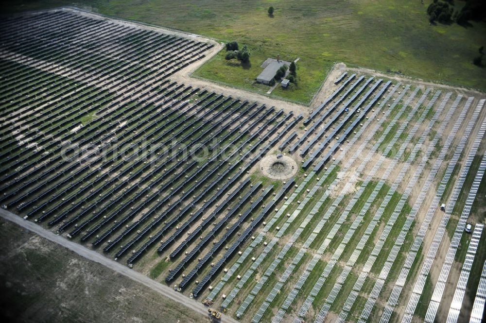 Aerial image Tutow - Neuer zweiter Bauabschnitt des Solarenergiepark am Flugplatz Tutow in Mecklenburg - Vorpommern. Die juwi solar GmbH errichtet hier auf ca. 21 Hektar einen Solarpark mit ca. 65.500 Quadratmetern Solarmodulfläche bei ca. 91.000200 Einzelmodulen und einer Nennleistung von ca. 6780 Kilowattstunden jährlich. Modulhersteller ist die First Solar GmbH, die Unterkonstruktionen werden von der Fa. Schletter Leichtmetallbau GmbH errichtet. View of the second section of the solar energy park at the airport Tutow in Mecklenburg - Western Pomerania.