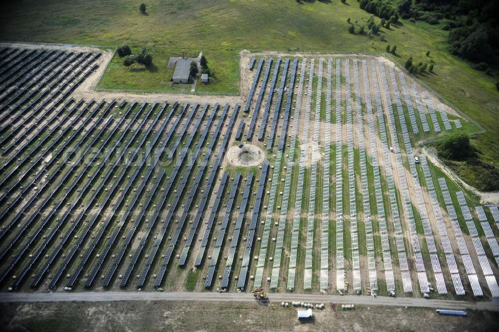 Aerial photograph Tutow - Neuer zweiter Bauabschnitt des Solarenergiepark am Flugplatz Tutow in Mecklenburg - Vorpommern. Die juwi solar GmbH errichtet hier auf ca. 21 Hektar einen Solarpark mit ca. 65.500 Quadratmetern Solarmodulfläche bei ca. 91.000200 Einzelmodulen und einer Nennleistung von ca. 6780 Kilowattstunden jährlich. Modulhersteller ist die First Solar GmbH, die Unterkonstruktionen werden von der Fa. Schletter Leichtmetallbau GmbH errichtet. View of the second section of the solar energy park at the airport Tutow in Mecklenburg - Western Pomerania.