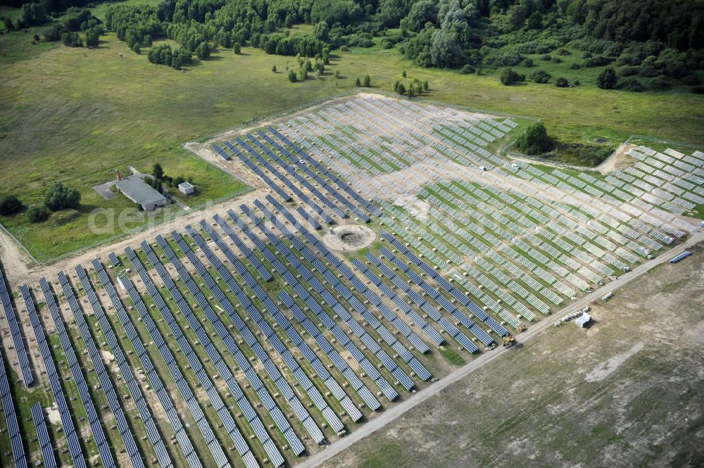 Tutow from above - Neuer zweiter Bauabschnitt des Solarenergiepark am Flugplatz Tutow in Mecklenburg - Vorpommern. Die juwi solar GmbH errichtet hier auf ca. 21 Hektar einen Solarpark mit ca. 65.500 Quadratmetern Solarmodulfläche bei ca. 91.000200 Einzelmodulen und einer Nennleistung von ca. 6780 Kilowattstunden jährlich. Modulhersteller ist die First Solar GmbH, die Unterkonstruktionen werden von der Fa. Schletter Leichtmetallbau GmbH errichtet. View of the second section of the solar energy park at the airport Tutow in Mecklenburg - Western Pomerania.