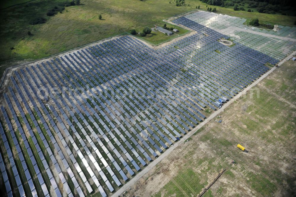 Tutow from the bird's eye view: Neuer zweiter Bauabschnitt des Solarenergiepark am Flugplatz Tutow in Mecklenburg - Vorpommern. Die juwi solar GmbH errichtet hier auf ca. 21 Hektar einen Solarpark mit ca. 65.500 Quadratmetern Solarmodulfläche bei ca. 91.000200 Einzelmodulen und einer Nennleistung von ca. 6780 Kilowattstunden jährlich. Modulhersteller ist die First Solar GmbH, die Unterkonstruktionen werden von der Fa. Schletter Leichtmetallbau GmbH errichtet. View of the second section of the solar energy park at the airport Tutow in Mecklenburg - Western Pomerania.