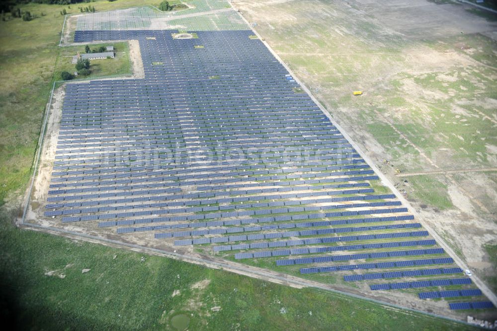 Aerial photograph Tutow - Neuer zweiter Bauabschnitt des Solarenergiepark am Flugplatz Tutow in Mecklenburg - Vorpommern. Die juwi solar GmbH errichtet hier auf ca. 21 Hektar einen Solarpark mit ca. 65.500 Quadratmetern Solarmodulfläche bei ca. 91.000200 Einzelmodulen und einer Nennleistung von ca. 6780 Kilowattstunden jährlich. Modulhersteller ist die First Solar GmbH, die Unterkonstruktionen werden von der Fa. Schletter Leichtmetallbau GmbH errichtet. View of the second section of the solar energy park at the airport Tutow in Mecklenburg - Western Pomerania.