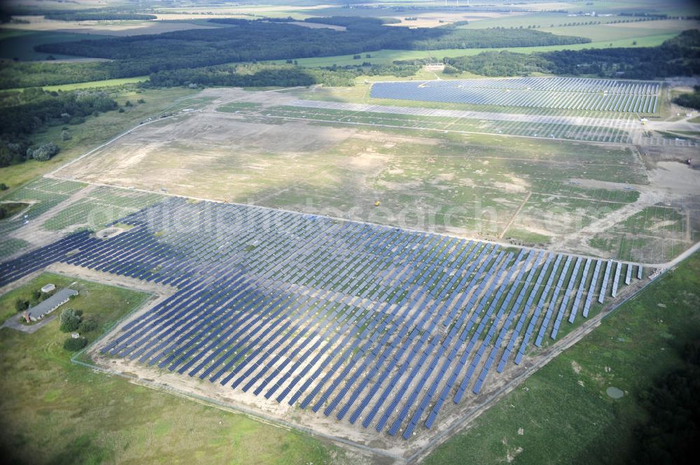 Tutow from above - Neuer zweiter Bauabschnitt des Solarenergiepark am Flugplatz Tutow in Mecklenburg - Vorpommern. Die juwi solar GmbH errichtet hier auf ca. 21 Hektar einen Solarpark mit ca. 65.500 Quadratmetern Solarmodulfläche bei ca. 91.000200 Einzelmodulen und einer Nennleistung von ca. 6780 Kilowattstunden jährlich. Modulhersteller ist die First Solar GmbH, die Unterkonstruktionen werden von der Fa. Schletter Leichtmetallbau GmbH errichtet. View of the second section of the solar energy park at the airport Tutow in Mecklenburg - Western Pomerania.