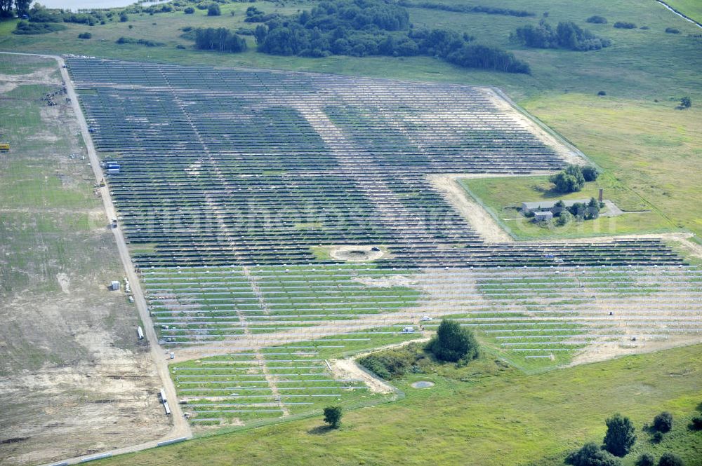 Aerial photograph Tutow - Neuer zweiter Bauabschnitt des Solarenergiepark am Flugplatz Tutow in Mecklenburg - Vorpommern. Die juwi solar GmbH errichtet hier auf ca. 21 Hektar einen Solarpark mit ca. 65.500 Quadratmetern Solarmodulfläche bei ca. 91.000200 Einzelmodulen und einer Nennleistung von ca. 6780 Kilowattstunden jährlich. Modulhersteller ist die First Solar GmbH, die Unterkonstruktionen werden von der Fa. Schletter Leichtmetallbau GmbH errichtet. View of the second section of the solar energy park at the airport Tutow in Mecklenburg - Western Pomerania.