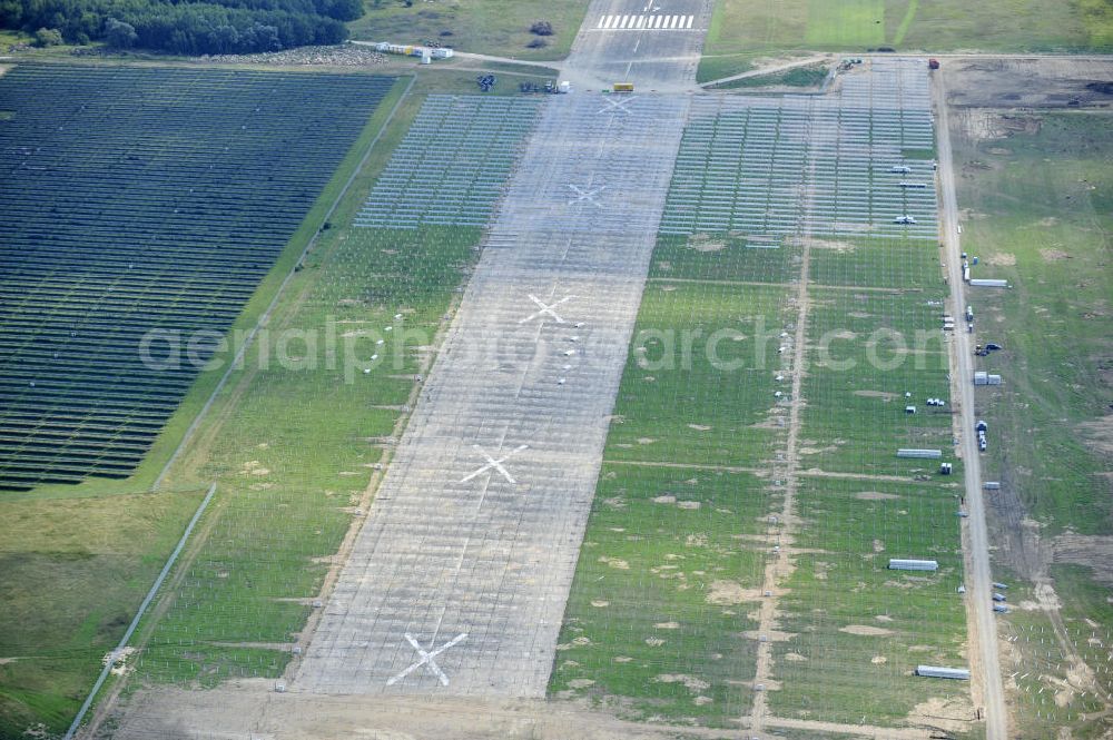 Tutow from above - Neuer zweiter Bauabschnitt des Solarenergiepark am Flugplatz Tutow in Mecklenburg - Vorpommern. Die juwi solar GmbH errichtet hier auf ca. 21 Hektar einen Solarpark mit ca. 65.500 Quadratmetern Solarmodulfläche bei ca. 91.000200 Einzelmodulen und einer Nennleistung von ca. 6780 Kilowattstunden jährlich. Modulhersteller ist die First Solar GmbH, die Unterkonstruktionen werden von der Fa. Schletter Leichtmetallbau GmbH errichtet. View of the second section of the solar energy park at the airport Tutow in Mecklenburg - Western Pomerania.