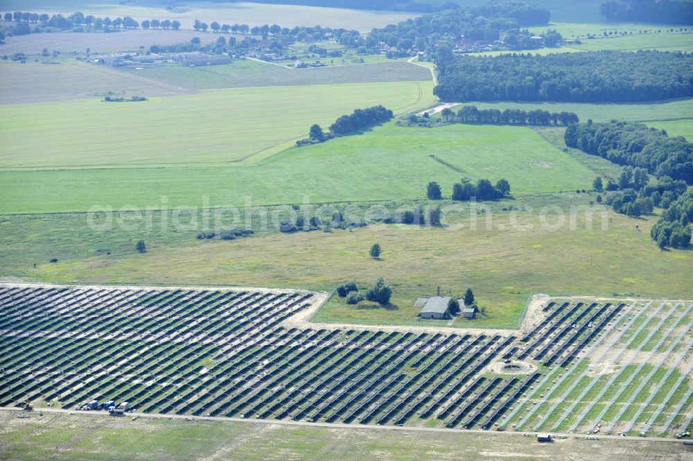 Aerial photograph Tutow - Neuer zweiter Bauabschnitt des Solarenergiepark am Flugplatz Tutow in Mecklenburg - Vorpommern. Die juwi solar GmbH errichtet hier auf ca. 21 Hektar einen Solarpark mit ca. 65.500 Quadratmetern Solarmodulfläche bei ca. 91.000200 Einzelmodulen und einer Nennleistung von ca. 6780 Kilowattstunden jährlich. Modulhersteller ist die First Solar GmbH, die Unterkonstruktionen werden von der Fa. Schletter Leichtmetallbau GmbH errichtet. View of the second section of the solar energy park at the airport Tutow in Mecklenburg - Western Pomerania.