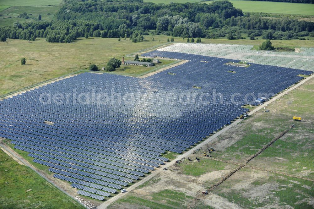 Tutow from above - Neuer zweiter Bauabschnitt des Solarenergiepark am Flugplatz Tutow in Mecklenburg - Vorpommern. Die juwi solar GmbH errichtet hier auf ca. 21 Hektar einen Solarpark mit ca. 65.500 Quadratmetern Solarmodulfläche bei ca. 91.000200 Einzelmodulen und einer Nennleistung von ca. 6780 Kilowattstunden jährlich. Modulhersteller ist die First Solar GmbH, die Unterkonstruktionen werden von der Fa. Schletter Leichtmetallbau GmbH errichtet. View of the second section of the solar energy park at the airport Tutow in Mecklenburg - Western Pomerania.