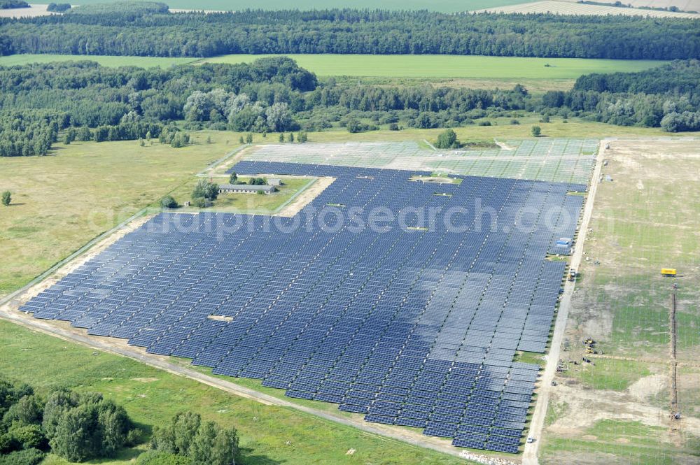 Tutow from the bird's eye view: Neuer zweiter Bauabschnitt des Solarenergiepark am Flugplatz Tutow in Mecklenburg - Vorpommern. Die juwi solar GmbH errichtet hier auf ca. 21 Hektar einen Solarpark mit ca. 65.500 Quadratmetern Solarmodulfläche bei ca. 91.000200 Einzelmodulen und einer Nennleistung von ca. 6780 Kilowattstunden jährlich. Modulhersteller ist die First Solar GmbH, die Unterkonstruktionen werden von der Fa. Schletter Leichtmetallbau GmbH errichtet. View of the second section of the solar energy park at the airport Tutow in Mecklenburg - Western Pomerania.