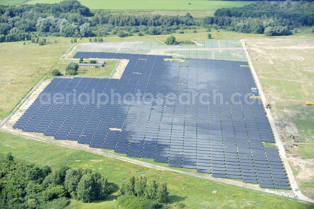 Aerial image Tutow - Neuer zweiter Bauabschnitt des Solarenergiepark am Flugplatz Tutow in Mecklenburg - Vorpommern. Die juwi solar GmbH errichtet hier auf ca. 21 Hektar einen Solarpark mit ca. 65.500 Quadratmetern Solarmodulfläche bei ca. 91.000200 Einzelmodulen und einer Nennleistung von ca. 6780 Kilowattstunden jährlich. Modulhersteller ist die First Solar GmbH, die Unterkonstruktionen werden von der Fa. Schletter Leichtmetallbau GmbH errichtet. View of the second section of the solar energy park at the airport Tutow in Mecklenburg - Western Pomerania.