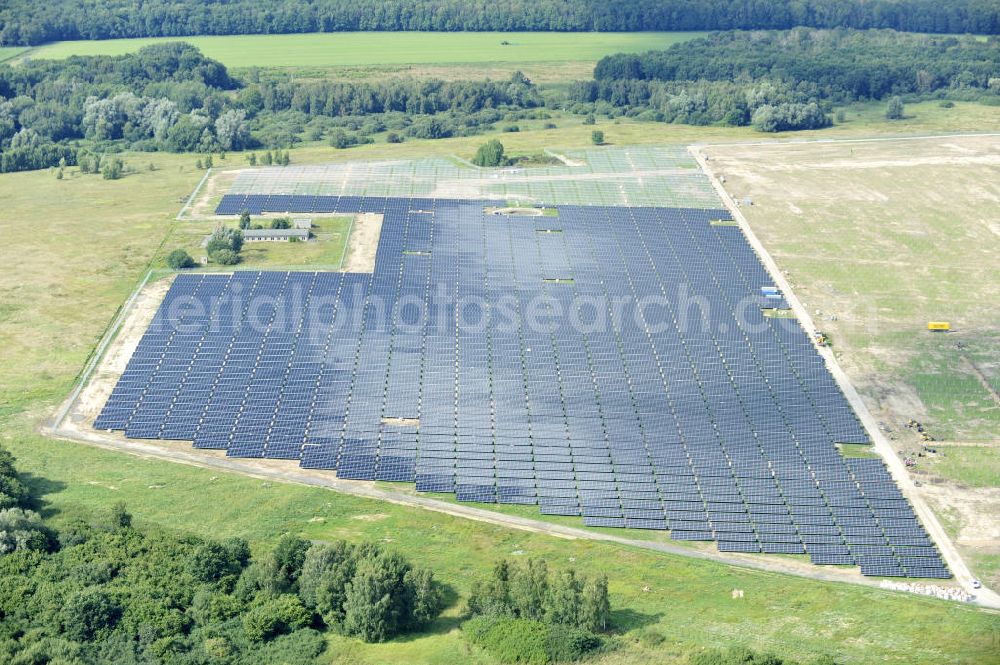 Aerial photograph Tutow - Neuer zweiter Bauabschnitt des Solarenergiepark am Flugplatz Tutow in Mecklenburg - Vorpommern. Die juwi solar GmbH errichtet hier auf ca. 21 Hektar einen Solarpark mit ca. 65.500 Quadratmetern Solarmodulfläche bei ca. 91.000200 Einzelmodulen und einer Nennleistung von ca. 6780 Kilowattstunden jährlich. Modulhersteller ist die First Solar GmbH, die Unterkonstruktionen werden von der Fa. Schletter Leichtmetallbau GmbH errichtet. View of the second section of the solar energy park at the airport Tutow in Mecklenburg - Western Pomerania.