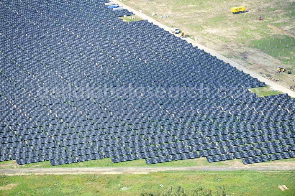 Tutow from above - Neuer zweiter Bauabschnitt des Solarenergiepark am Flugplatz Tutow in Mecklenburg - Vorpommern. Die juwi solar GmbH errichtet hier auf ca. 21 Hektar einen Solarpark mit ca. 65.500 Quadratmetern Solarmodulfläche bei ca. 91.000200 Einzelmodulen und einer Nennleistung von ca. 6780 Kilowattstunden jährlich. Modulhersteller ist die First Solar GmbH, die Unterkonstruktionen werden von der Fa. Schletter Leichtmetallbau GmbH errichtet. View of the second section of the solar energy park at the airport Tutow in Mecklenburg - Western Pomerania.