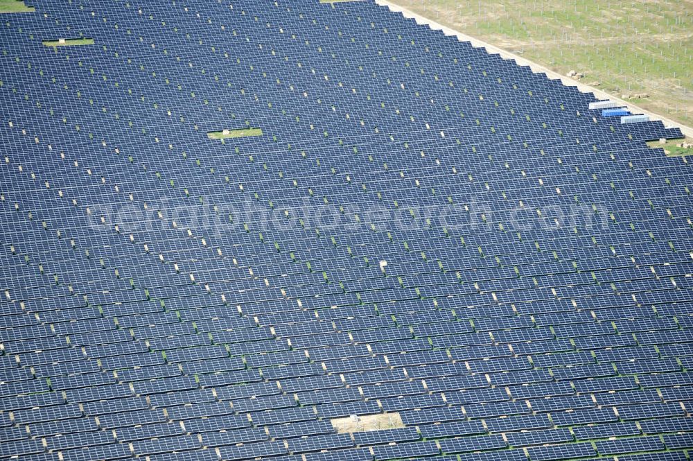 Tutow from the bird's eye view: Neuer zweiter Bauabschnitt des Solarenergiepark am Flugplatz Tutow in Mecklenburg - Vorpommern. Die juwi solar GmbH errichtet hier auf ca. 21 Hektar einen Solarpark mit ca. 65.500 Quadratmetern Solarmodulfläche bei ca. 91.000200 Einzelmodulen und einer Nennleistung von ca. 6780 Kilowattstunden jährlich. Modulhersteller ist die First Solar GmbH, die Unterkonstruktionen werden von der Fa. Schletter Leichtmetallbau GmbH errichtet. View of the second section of the solar energy park at the airport Tutow in Mecklenburg - Western Pomerania.