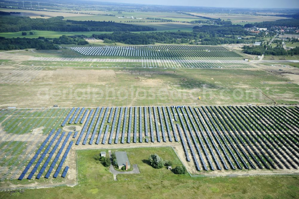 Aerial image Tutow - Neuer zweiter Bauabschnitt des Solarenergiepark am Flugplatz Tutow in Mecklenburg - Vorpommern. Die juwi solar GmbH errichtet hier auf ca. 21 Hektar einen Solarpark mit ca. 65.500 Quadratmetern Solarmodulfläche bei ca. 91.000200 Einzelmodulen und einer Nennleistung von ca. 6780 Kilowattstunden jährlich. Modulhersteller ist die First Solar GmbH, die Unterkonstruktionen werden von der Fa. Schletter Leichtmetallbau GmbH errichtet. View of the second section of the solar energy park at the airport Tutow in Mecklenburg - Western Pomerania.