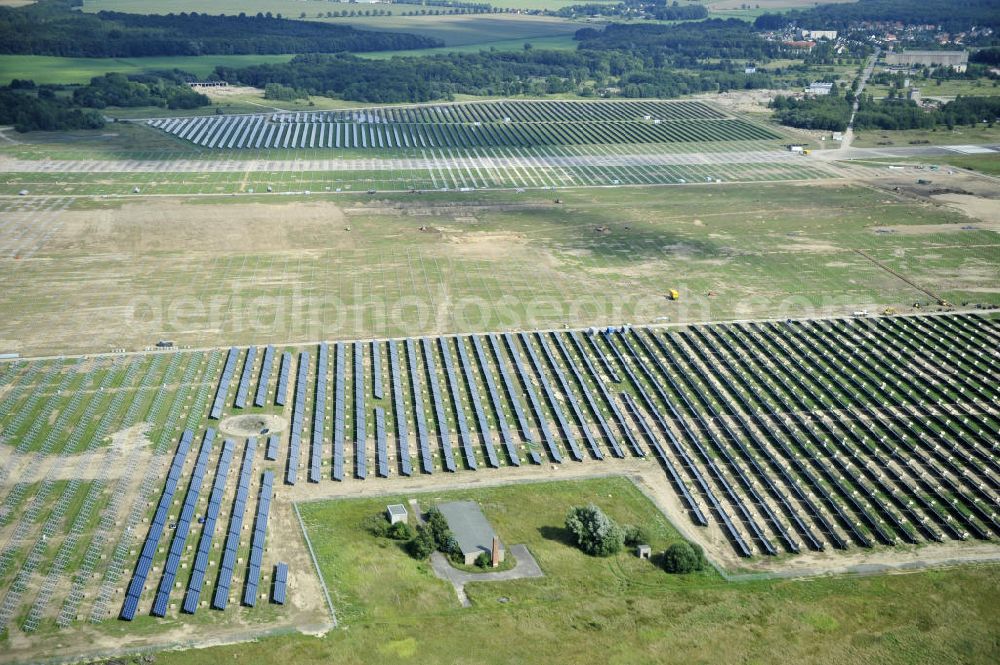 Aerial photograph Tutow - Neuer zweiter Bauabschnitt des Solarenergiepark am Flugplatz Tutow in Mecklenburg - Vorpommern. Die juwi solar GmbH errichtet hier auf ca. 21 Hektar einen Solarpark mit ca. 65.500 Quadratmetern Solarmodulfläche bei ca. 91.000200 Einzelmodulen und einer Nennleistung von ca. 6780 Kilowattstunden jährlich. Modulhersteller ist die First Solar GmbH, die Unterkonstruktionen werden von der Fa. Schletter Leichtmetallbau GmbH errichtet. View of the second section of the solar energy park at the airport Tutow in Mecklenburg - Western Pomerania.