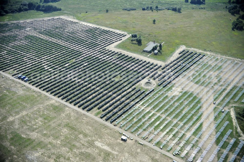 Tutow from above - Neuer zweiter Bauabschnitt des Solarenergiepark am Flugplatz Tutow in Mecklenburg - Vorpommern. Die juwi solar GmbH errichtet hier auf ca. 21 Hektar einen Solarpark mit ca. 65.500 Quadratmetern Solarmodulfläche bei ca. 91.000200 Einzelmodulen und einer Nennleistung von ca. 6780 Kilowattstunden jährlich. Modulhersteller ist die First Solar GmbH, die Unterkonstruktionen werden von der Fa. Schletter Leichtmetallbau GmbH errichtet. View of the second section of the solar energy park at the airport Tutow in Mecklenburg - Western Pomerania.