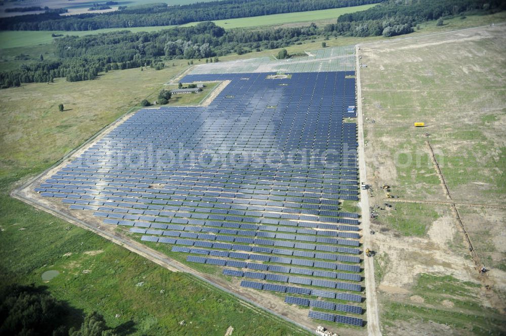 Tutow from the bird's eye view: Neuer zweiter Bauabschnitt des Solarenergiepark am Flugplatz Tutow in Mecklenburg - Vorpommern. Die juwi solar GmbH errichtet hier auf ca. 21 Hektar einen Solarpark mit ca. 65.500 Quadratmetern Solarmodulfläche bei ca. 91.000200 Einzelmodulen und einer Nennleistung von ca. 6780 Kilowattstunden jährlich. Modulhersteller ist die First Solar GmbH, die Unterkonstruktionen werden von der Fa. Schletter Leichtmetallbau GmbH errichtet. View of the second section of the solar energy park at the airport Tutow in Mecklenburg - Western Pomerania.