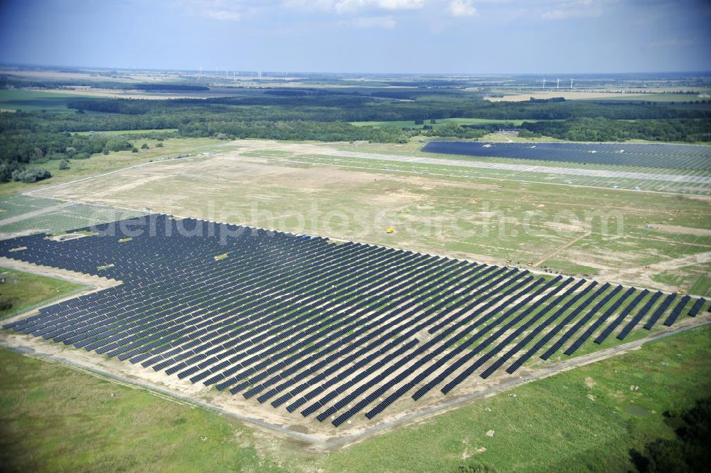 Aerial photograph Tutow - Neuer zweiter Bauabschnitt des Solarenergiepark am Flugplatz Tutow in Mecklenburg - Vorpommern. Die juwi solar GmbH errichtet hier auf ca. 21 Hektar einen Solarpark mit ca. 65.500 Quadratmetern Solarmodulfläche bei ca. 91.000200 Einzelmodulen und einer Nennleistung von ca. 6780 Kilowattstunden jährlich. Modulhersteller ist die First Solar GmbH, die Unterkonstruktionen werden von der Fa. Schletter Leichtmetallbau GmbH errichtet. View of the second section of the solar energy park at the airport Tutow in Mecklenburg - Western Pomerania.