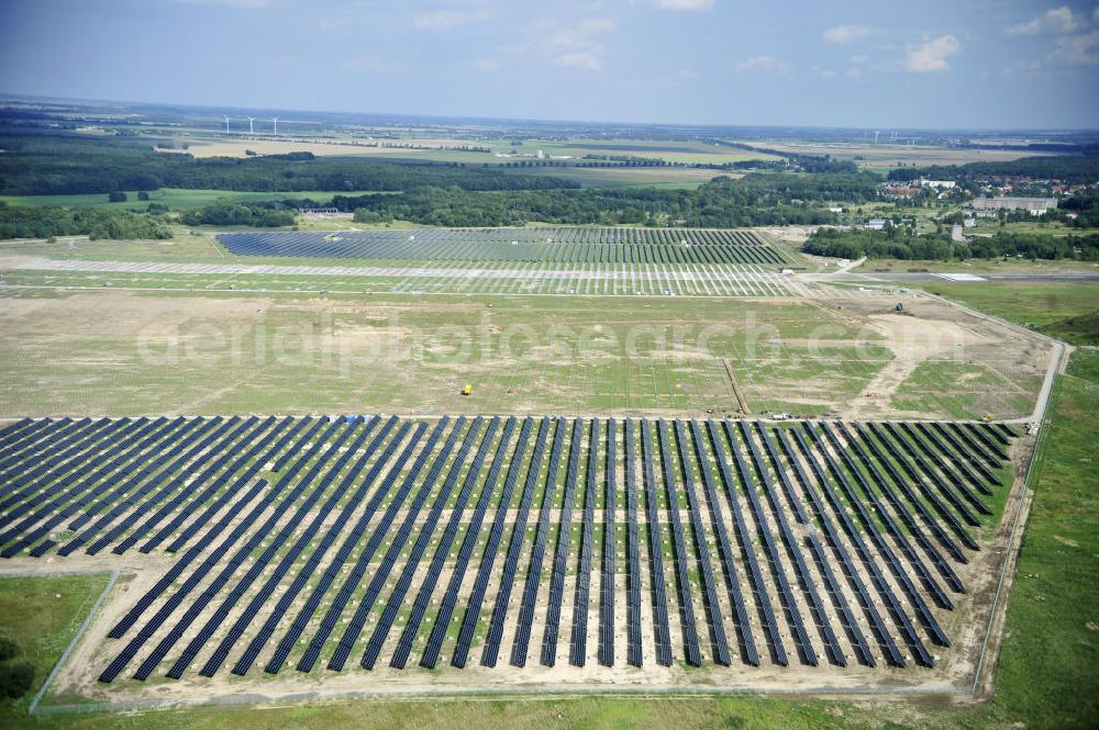 Tutow from above - Neuer zweiter Bauabschnitt des Solarenergiepark am Flugplatz Tutow in Mecklenburg - Vorpommern. Die juwi solar GmbH errichtet hier auf ca. 21 Hektar einen Solarpark mit ca. 65.500 Quadratmetern Solarmodulfläche bei ca. 91.000200 Einzelmodulen und einer Nennleistung von ca. 6780 Kilowattstunden jährlich. Modulhersteller ist die First Solar GmbH, die Unterkonstruktionen werden von der Fa. Schletter Leichtmetallbau GmbH errichtet. View of the second section of the solar energy park at the airport Tutow in Mecklenburg - Western Pomerania.