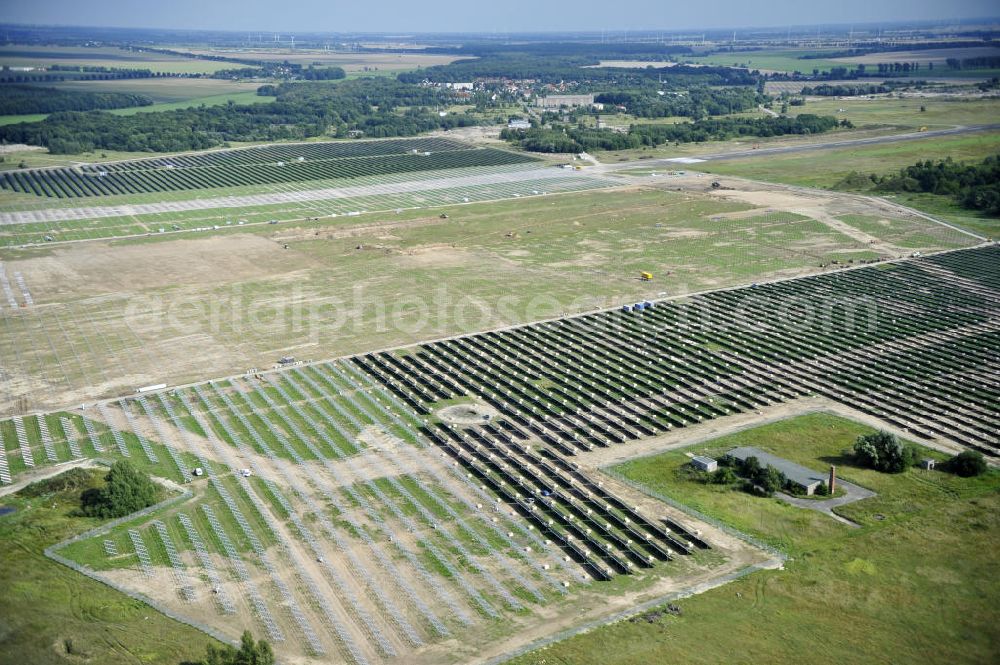 Aerial image Tutow - Neuer zweiter Bauabschnitt des Solarenergiepark am Flugplatz Tutow in Mecklenburg - Vorpommern. Die juwi solar GmbH errichtet hier auf ca. 21 Hektar einen Solarpark mit ca. 65.500 Quadratmetern Solarmodulfläche bei ca. 91.000200 Einzelmodulen und einer Nennleistung von ca. 6780 Kilowattstunden jährlich. Modulhersteller ist die First Solar GmbH, die Unterkonstruktionen werden von der Fa. Schletter Leichtmetallbau GmbH errichtet. View of the second section of the solar energy park at the airport Tutow in Mecklenburg - Western Pomerania.