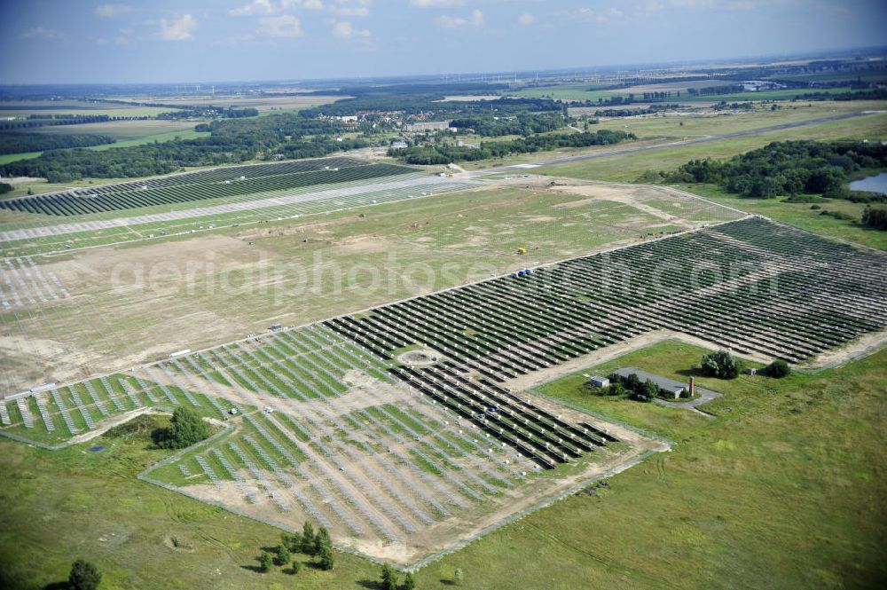 Aerial photograph Tutow - Neuer zweiter Bauabschnitt des Solarenergiepark am Flugplatz Tutow in Mecklenburg - Vorpommern. Die juwi solar GmbH errichtet hier auf ca. 21 Hektar einen Solarpark mit ca. 65.500 Quadratmetern Solarmodulfläche bei ca. 91.000200 Einzelmodulen und einer Nennleistung von ca. 6780 Kilowattstunden jährlich. Modulhersteller ist die First Solar GmbH, die Unterkonstruktionen werden von der Fa. Schletter Leichtmetallbau GmbH errichtet. View of the second section of the solar energy park at the airport Tutow in Mecklenburg - Western Pomerania.