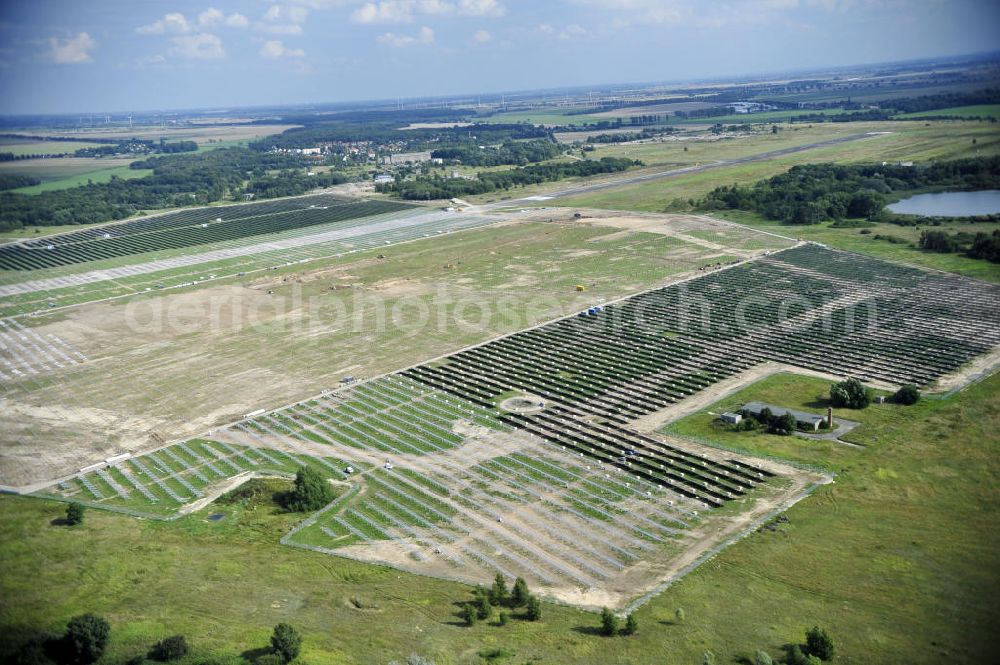 Tutow from above - Neuer zweiter Bauabschnitt des Solarenergiepark am Flugplatz Tutow in Mecklenburg - Vorpommern. Die juwi solar GmbH errichtet hier auf ca. 21 Hektar einen Solarpark mit ca. 65.500 Quadratmetern Solarmodulfläche bei ca. 91.000200 Einzelmodulen und einer Nennleistung von ca. 6780 Kilowattstunden jährlich. Modulhersteller ist die First Solar GmbH, die Unterkonstruktionen werden von der Fa. Schletter Leichtmetallbau GmbH errichtet. View of the second section of the solar energy park at the airport Tutow in Mecklenburg - Western Pomerania.