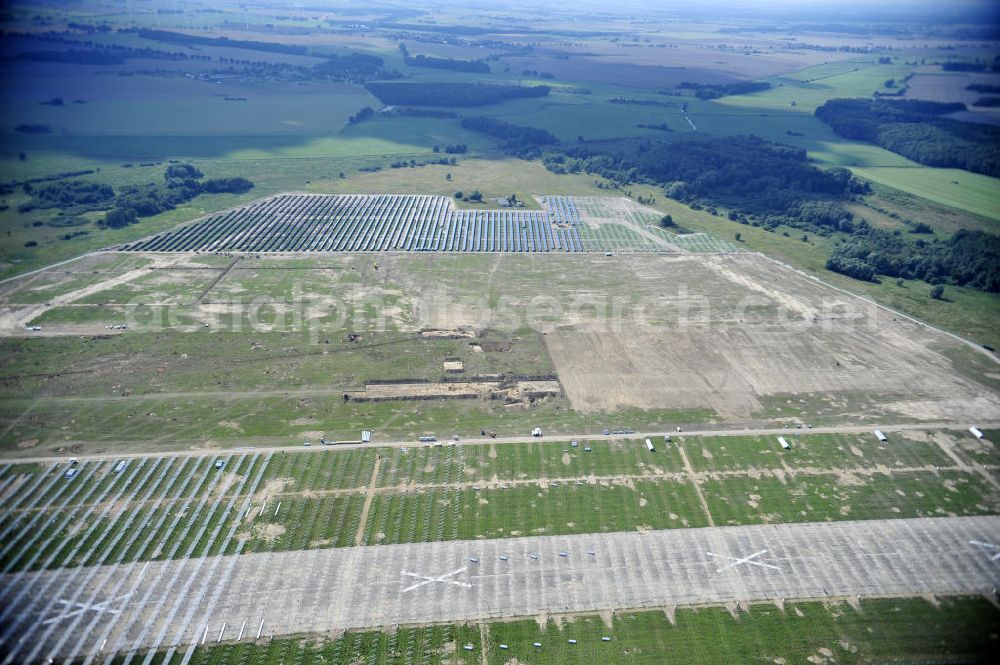 Aerial image Tutow - Neuer zweiter Bauabschnitt des Solarenergiepark am Flugplatz Tutow in Mecklenburg - Vorpommern. Die juwi solar GmbH errichtet hier auf ca. 21 Hektar einen Solarpark mit ca. 65.500 Quadratmetern Solarmodulfläche bei ca. 91.000200 Einzelmodulen und einer Nennleistung von ca. 6780 Kilowattstunden jährlich. Modulhersteller ist die First Solar GmbH, die Unterkonstruktionen werden von der Fa. Schletter Leichtmetallbau GmbH errichtet. View of the second section of the solar energy park at the airport Tutow in Mecklenburg - Western Pomerania.