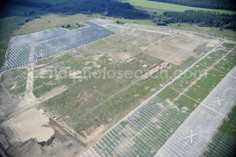 Aerial photograph Tutow - Neuer zweiter Bauabschnitt des Solarenergiepark am Flugplatz Tutow in Mecklenburg - Vorpommern. Die juwi solar GmbH errichtet hier auf ca. 21 Hektar einen Solarpark mit ca. 65.500 Quadratmetern Solarmodulfläche bei ca. 91.000200 Einzelmodulen und einer Nennleistung von ca. 6780 Kilowattstunden jährlich. Modulhersteller ist die First Solar GmbH, die Unterkonstruktionen werden von der Fa. Schletter Leichtmetallbau GmbH errichtet. View of the second section of the solar energy park at the airport Tutow in Mecklenburg - Western Pomerania.