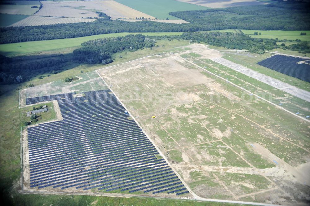 Tutow from above - Neuer zweiter Bauabschnitt des Solarenergiepark am Flugplatz Tutow in Mecklenburg - Vorpommern. Die juwi solar GmbH errichtet hier auf ca. 21 Hektar einen Solarpark mit ca. 65.500 Quadratmetern Solarmodulfläche bei ca. 91.000200 Einzelmodulen und einer Nennleistung von ca. 6780 Kilowattstunden jährlich. Modulhersteller ist die First Solar GmbH, die Unterkonstruktionen werden von der Fa. Schletter Leichtmetallbau GmbH errichtet. View of the second section of the solar energy park at the airport Tutow in Mecklenburg - Western Pomerania.