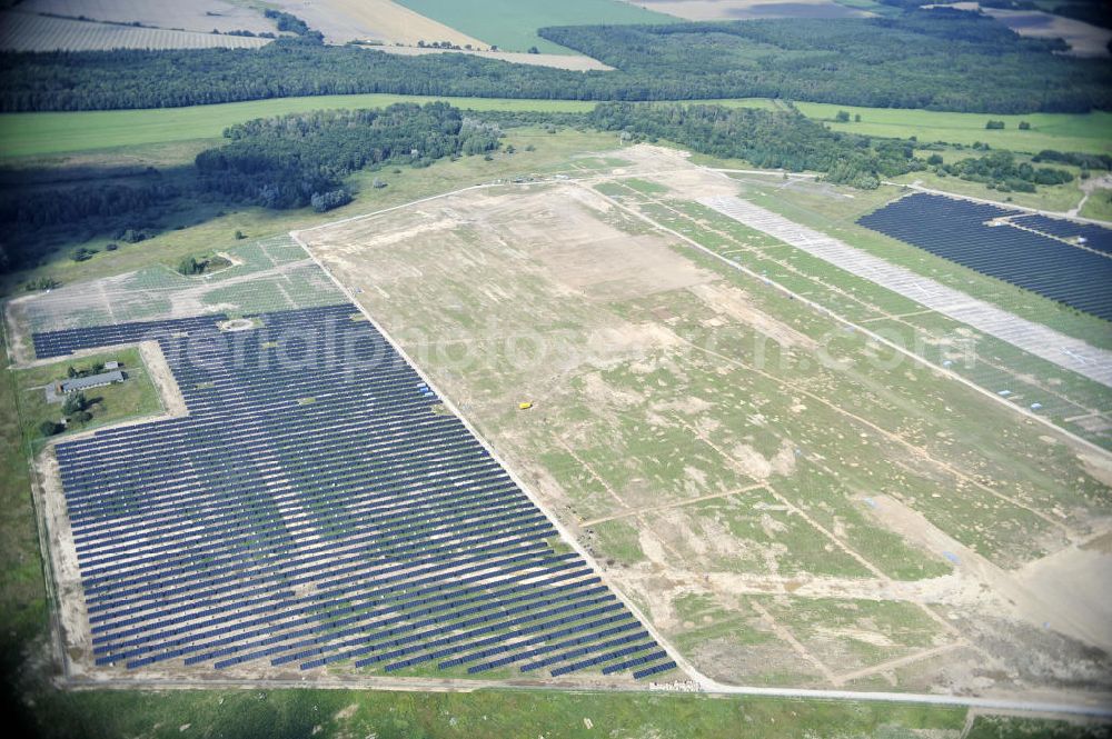 Tutow from the bird's eye view: Neuer zweiter Bauabschnitt des Solarenergiepark am Flugplatz Tutow in Mecklenburg - Vorpommern. Die juwi solar GmbH errichtet hier auf ca. 21 Hektar einen Solarpark mit ca. 65.500 Quadratmetern Solarmodulfläche bei ca. 91.000200 Einzelmodulen und einer Nennleistung von ca. 6780 Kilowattstunden jährlich. Modulhersteller ist die First Solar GmbH, die Unterkonstruktionen werden von der Fa. Schletter Leichtmetallbau GmbH errichtet. View of the second section of the solar energy park at the airport Tutow in Mecklenburg - Western Pomerania.