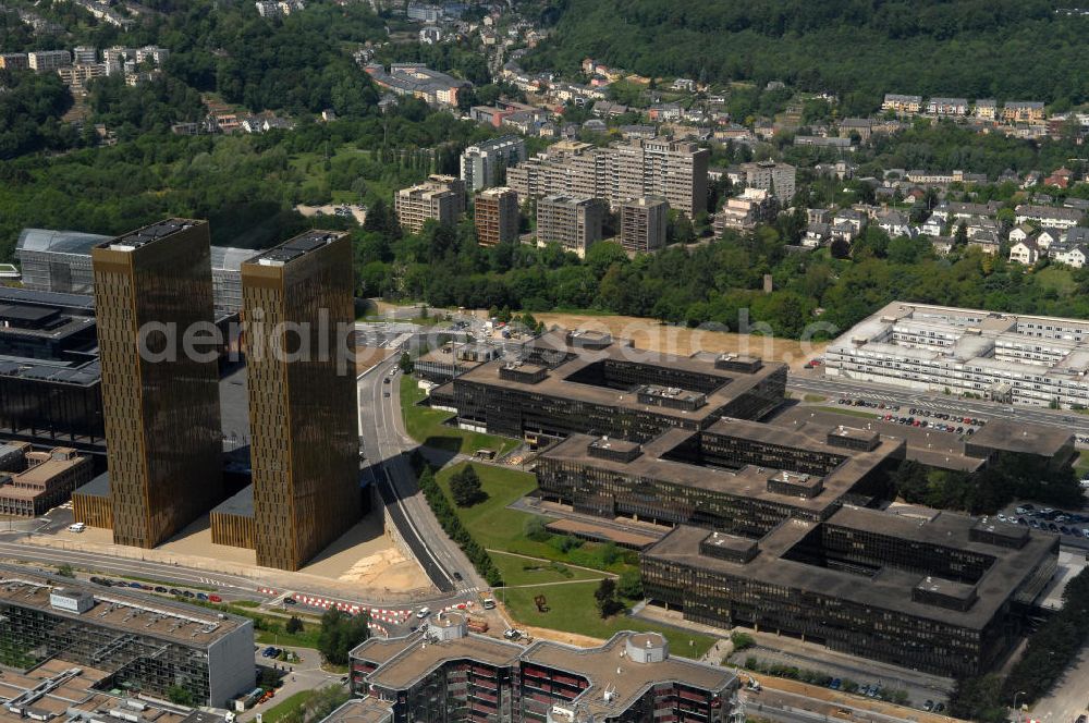 Luxemburg from above - Blick auf den neuen Zwillingshochhäuser des Europäischen Gerichtshofes EuGH im Luxenburger Stadtteil Kirchberg. Der Europäische Gerichtshof (EuGH), amtlich Gerichtshof der Europäischen Gemeinschaften, ist das rechtsprechende Organ der Europäischen Union. Er nimmt damit im politischen System der EU die Rolle der Judikative ein. entstanden zwei je 100 Meter hohe Bürotürme mit 24.000 Quadratmetern Nutzfläche. Die Türme erhielten eine weithin sichtbare goldene Hülle aus eloxiertem Aluminiumgewebe, das zwischen zwei Glasscheiben in ebenfalls goldene Rahmen eingebaut wurde.