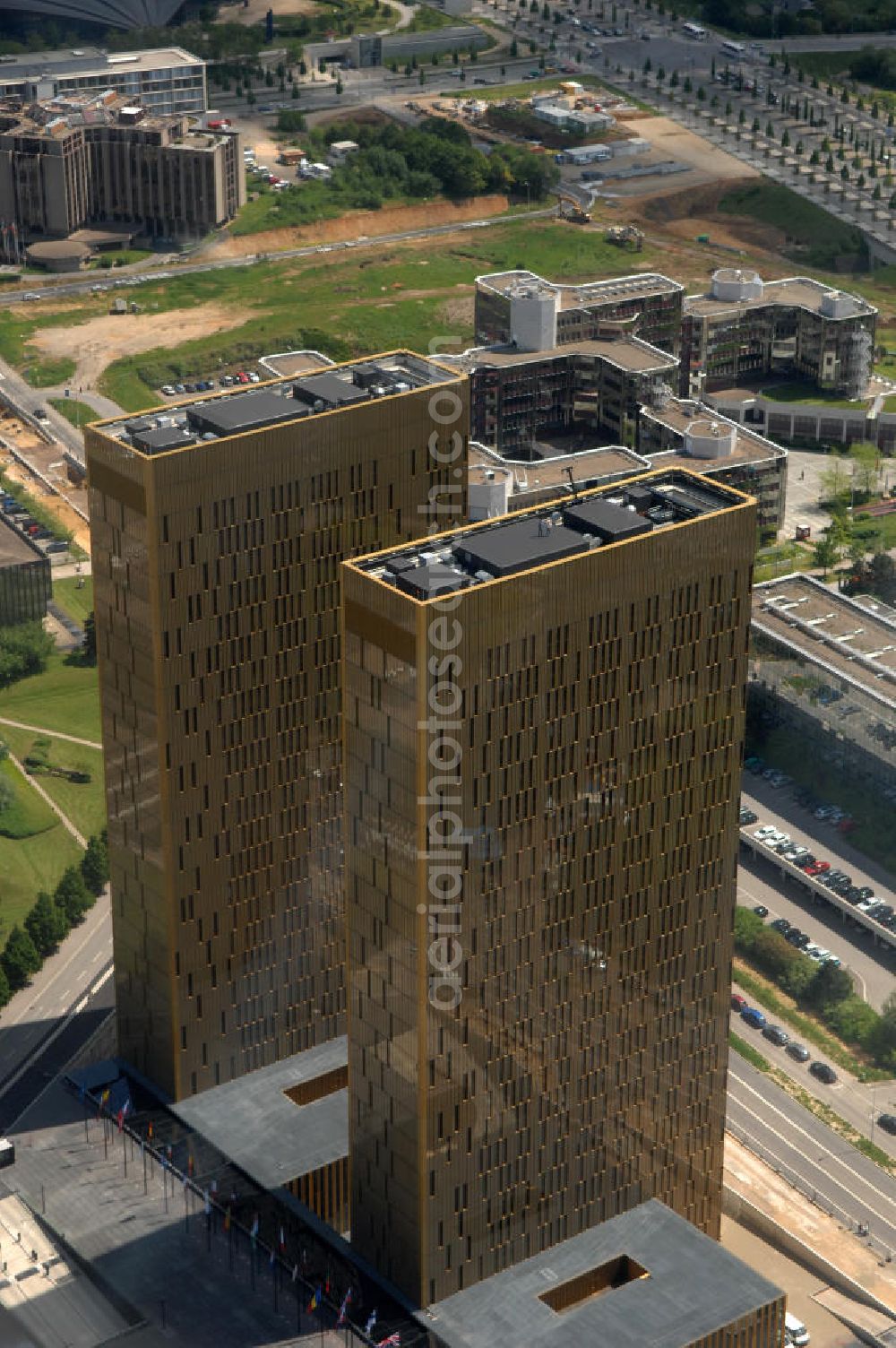 Luxemburg from the bird's eye view: Blick auf den neuen Zwillingshochhäuser des Europäischen Gerichtshofes EuGH im Luxenburger Stadtteil Kirchberg. Der Europäische Gerichtshof (EuGH), amtlich Gerichtshof der Europäischen Gemeinschaften, ist das rechtsprechende Organ der Europäischen Union. Er nimmt damit im politischen System der EU die Rolle der Judikative ein. entstanden zwei je 100 Meter hohe Bürotürme mit 24.000 Quadratmetern Nutzfläche. Die Türme erhielten eine weithin sichtbare goldene Hülle aus eloxiertem Aluminiumgewebe, das zwischen zwei Glasscheiben in ebenfalls goldene Rahmen eingebaut wurde.