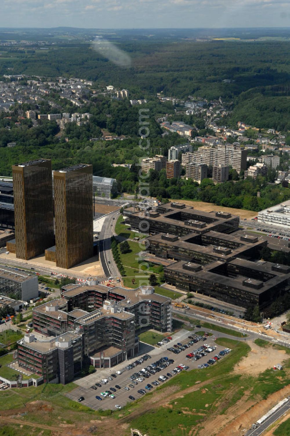 Aerial image Luxemburg - Blick auf den neuen Zwillingshochhäuser des Europäischen Gerichtshofes EuGH im Luxenburger Stadtteil Kirchberg. Der Europäische Gerichtshof (EuGH), amtlich Gerichtshof der Europäischen Gemeinschaften, ist das rechtsprechende Organ der Europäischen Union. Er nimmt damit im politischen System der EU die Rolle der Judikative ein. entstanden zwei je 100 Meter hohe Bürotürme mit 24.000 Quadratmetern Nutzfläche. Die Türme erhielten eine weithin sichtbare goldene Hülle aus eloxiertem Aluminiumgewebe, das zwischen zwei Glasscheiben in ebenfalls goldene Rahmen eingebaut wurde.