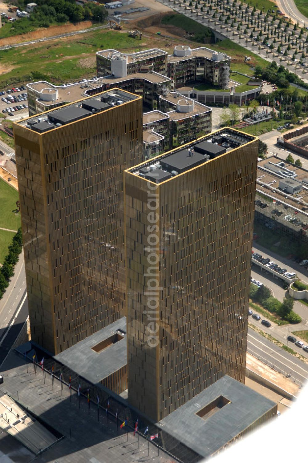 Aerial photograph Luxemburg - Blick auf den neuen Zwillingshochhäuser des Europäischen Gerichtshofes EuGH im Luxenburger Stadtteil Kirchberg. Der Europäische Gerichtshof (EuGH), amtlich Gerichtshof der Europäischen Gemeinschaften, ist das rechtsprechende Organ der Europäischen Union. Er nimmt damit im politischen System der EU die Rolle der Judikative ein. entstanden zwei je 100 Meter hohe Bürotürme mit 24.000 Quadratmetern Nutzfläche. Die Türme erhielten eine weithin sichtbare goldene Hülle aus eloxiertem Aluminiumgewebe, das zwischen zwei Glasscheiben in ebenfalls goldene Rahmen eingebaut wurde.