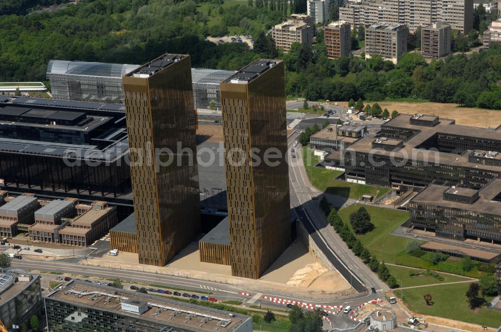 Luxemburg from above - Blick auf den neuen Zwillingshochhäuser des Europäischen Gerichtshofes EuGH im Luxenburger Stadtteil Kirchberg. Der Europäische Gerichtshof (EuGH), amtlich Gerichtshof der Europäischen Gemeinschaften, ist das rechtsprechende Organ der Europäischen Union. Er nimmt damit im politischen System der EU die Rolle der Judikative ein. entstanden zwei je 100 Meter hohe Bürotürme mit 24.000 Quadratmetern Nutzfläche. Die Türme erhielten eine weithin sichtbare goldene Hülle aus eloxiertem Aluminiumgewebe, das zwischen zwei Glasscheiben in ebenfalls goldene Rahmen eingebaut wurde.