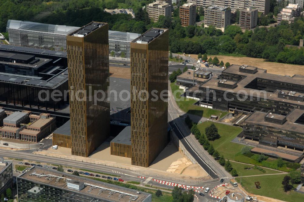 Luxemburg from the bird's eye view: Blick auf den neuen Zwillingshochhäuser des Europäischen Gerichtshofes EuGH im Luxenburger Stadtteil Kirchberg. Der Europäische Gerichtshof (EuGH), amtlich Gerichtshof der Europäischen Gemeinschaften, ist das rechtsprechende Organ der Europäischen Union. Er nimmt damit im politischen System der EU die Rolle der Judikative ein. entstanden zwei je 100 Meter hohe Bürotürme mit 24.000 Quadratmetern Nutzfläche. Die Türme erhielten eine weithin sichtbare goldene Hülle aus eloxiertem Aluminiumgewebe, das zwischen zwei Glasscheiben in ebenfalls goldene Rahmen eingebaut wurde.