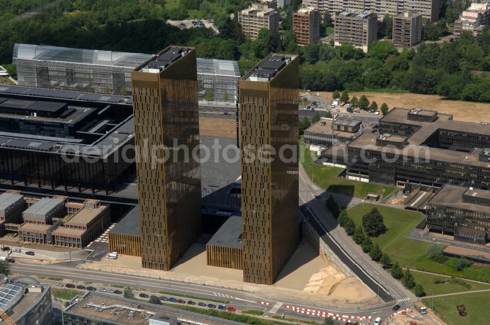 Aerial image Luxemburg - Blick auf den neuen Zwillingshochhäuser des Europäischen Gerichtshofes EuGH im Luxenburger Stadtteil Kirchberg. Der Europäische Gerichtshof (EuGH), amtlich Gerichtshof der Europäischen Gemeinschaften, ist das rechtsprechende Organ der Europäischen Union. Er nimmt damit im politischen System der EU die Rolle der Judikative ein. entstanden zwei je 100 Meter hohe Bürotürme mit 24.000 Quadratmetern Nutzfläche. Die Türme erhielten eine weithin sichtbare goldene Hülle aus eloxiertem Aluminiumgewebe, das zwischen zwei Glasscheiben in ebenfalls goldene Rahmen eingebaut wurde.