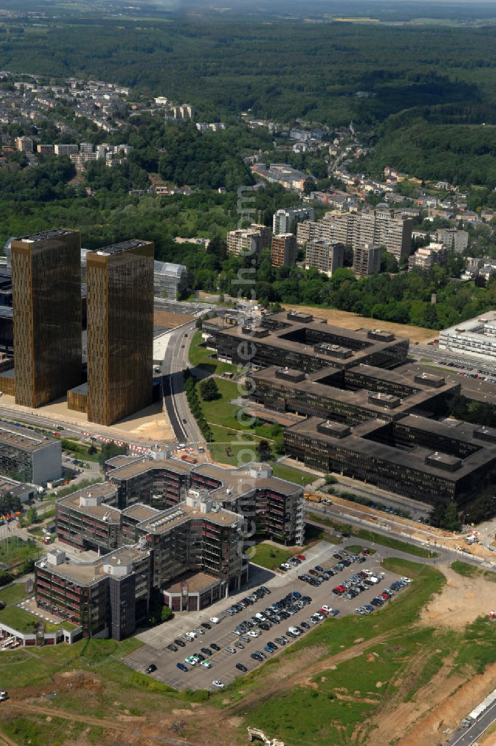 Luxemburg from above - Blick auf den neuen Zwillingshochhäuser des Europäischen Gerichtshofes EuGH im Luxenburger Stadtteil Kirchberg. Der Europäische Gerichtshof (EuGH), amtlich Gerichtshof der Europäischen Gemeinschaften, ist das rechtsprechende Organ der Europäischen Union. Er nimmt damit im politischen System der EU die Rolle der Judikative ein. entstanden zwei je 100 Meter hohe Bürotürme mit 24.000 Quadratmetern Nutzfläche. Die Türme erhielten eine weithin sichtbare goldene Hülle aus eloxiertem Aluminiumgewebe, das zwischen zwei Glasscheiben in ebenfalls goldene Rahmen eingebaut wurde.