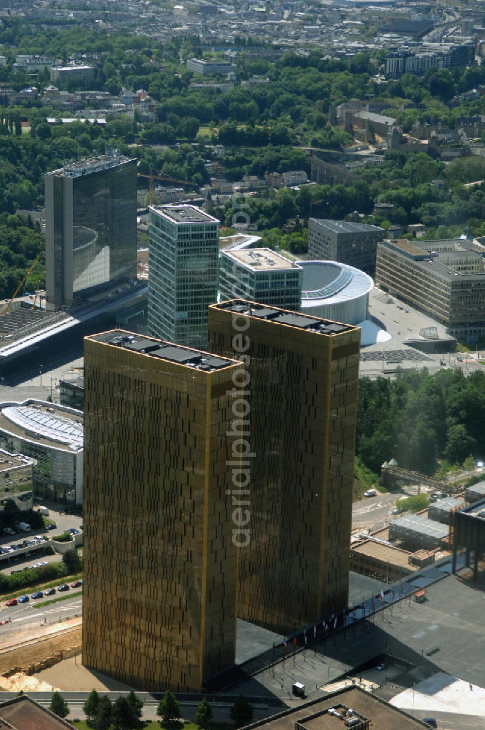 Luxemburg from the bird's eye view: Blick auf den neuen Zwillingshochhäuser des Europäischen Gerichtshofes EuGH im Luxenburger Stadtteil Kirchberg. Der Europäische Gerichtshof (EuGH), amtlich Gerichtshof der Europäischen Gemeinschaften, ist das rechtsprechende Organ der Europäischen Union. Er nimmt damit im politischen System der EU die Rolle der Judikative ein. entstanden zwei je 100 Meter hohe Bürotürme mit 24.000 Quadratmetern Nutzfläche. Die Türme erhielten eine weithin sichtbare goldene Hülle aus eloxiertem Aluminiumgewebe, das zwischen zwei Glasscheiben in ebenfalls goldene Rahmen eingebaut wurde.