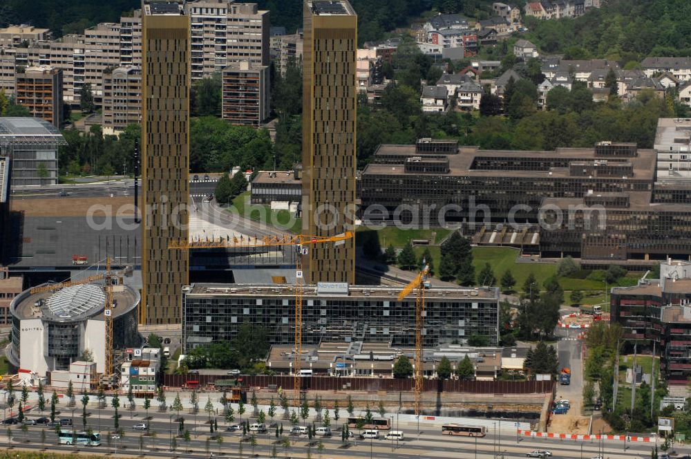 Aerial image Luxemburg - Blick auf den neuen Zwillingshochhäuser des Europäischen Gerichtshofes EuGH im Luxenburger Stadtteil Kirchberg. Der Europäische Gerichtshof (EuGH), amtlich Gerichtshof der Europäischen Gemeinschaften, ist das rechtsprechende Organ der Europäischen Union. Er nimmt damit im politischen System der EU die Rolle der Judikative ein. entstanden zwei je 100 Meter hohe Bürotürme mit 24.000 Quadratmetern Nutzfläche. Die Türme erhielten eine weithin sichtbare goldene Hülle aus eloxiertem Aluminiumgewebe, das zwischen zwei Glasscheiben in ebenfalls goldene Rahmen eingebaut wurde.