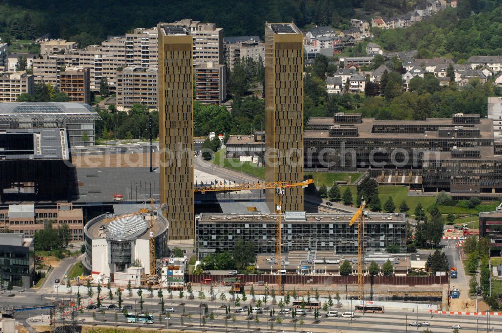 Aerial photograph Luxemburg - Blick auf den neuen Zwillingshochhäuser des Europäischen Gerichtshofes EuGH im Luxenburger Stadtteil Kirchberg. Der Europäische Gerichtshof (EuGH), amtlich Gerichtshof der Europäischen Gemeinschaften, ist das rechtsprechende Organ der Europäischen Union. Er nimmt damit im politischen System der EU die Rolle der Judikative ein. entstanden zwei je 100 Meter hohe Bürotürme mit 24.000 Quadratmetern Nutzfläche. Die Türme erhielten eine weithin sichtbare goldene Hülle aus eloxiertem Aluminiumgewebe, das zwischen zwei Glasscheiben in ebenfalls goldene Rahmen eingebaut wurde.